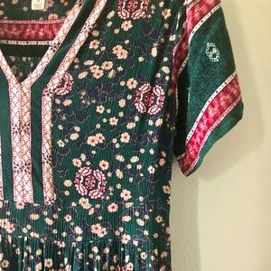 Long green dress with floral detail - Medium